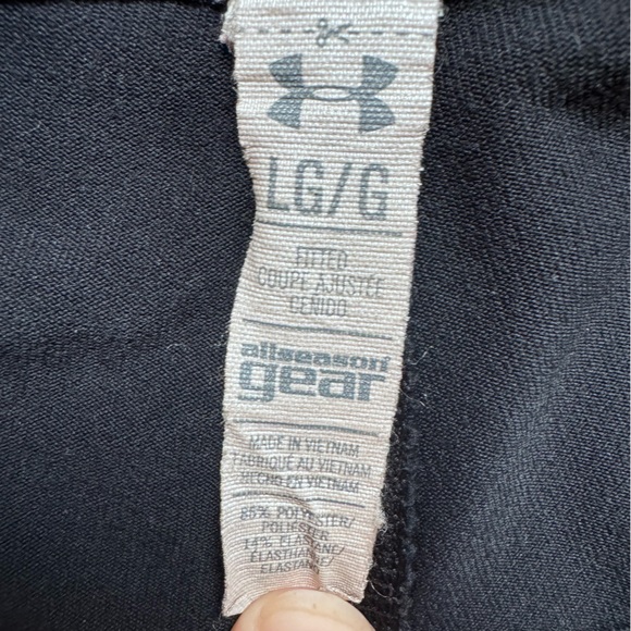 Black Under Armour size Large capris - Picture 3 of 3